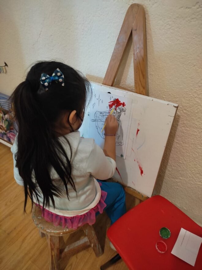 Psicología izcaltia. Terapia individual. Niña pintando.